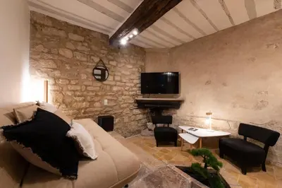 Télévision ou salle de divertissement dans l'établissement Pierre à Feu