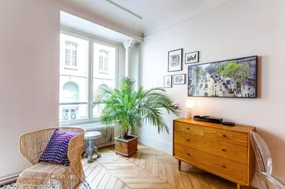 Télévision ou salle de divertissement dans l'établissement Greeter-Bel appartement Parisien de 70m2 - St Lazare
