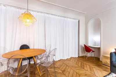 Coin salon dans l'établissement Greeter-Bel appartement Parisien de 70m2 - St Lazare