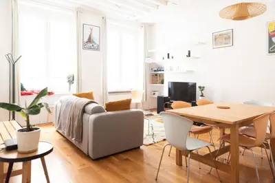 Télévision ou salle de divertissement dans l'établissement Apartment Well Located Bright And Quiet