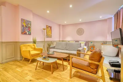 Télévision ou salle de divertissement dans l'établissement Luxury Suite Paris Republique