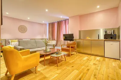 Cuisine ou kitchenette dans l'établissement Luxury Suite Paris Republique