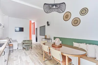 Télévision ou salle de divertissement dans l'établissement Rent a Room - Residence Charon