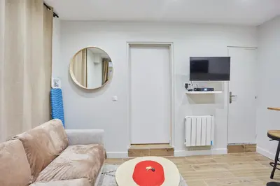 Télévision ou salle de divertissement dans l'établissement Rent a Room - Residence Charon