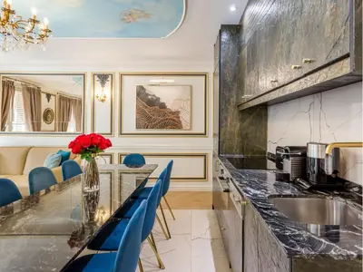 Cuisine ou kitchenette dans l'établissement Merveil - Luxury Suite -Champs Elysees- Ponthieu I