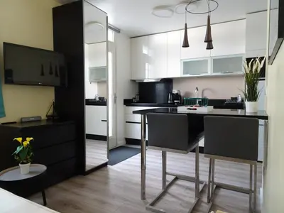 Cuisine ou kitchenette dans l'établissement Paris par métro 4 - RER B - calme - patio privé