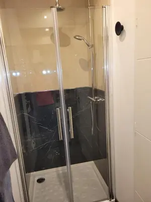 Salle de bains dans l'établissement Paris par métro 4 - RER B - calme - patio privé