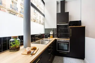 Cuisine ou kitchenette dans l'établissement Appartement indépendant-2 chambres !!Parc des expositions