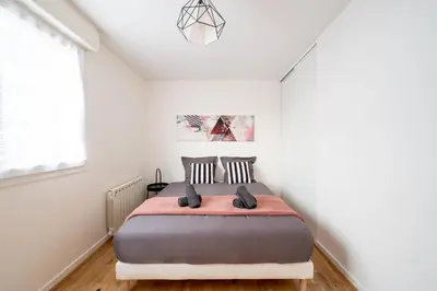Un ou plusieurs lits dans un hébergement de l'établissement Immotovo - Suite moderne - Paris 8 min - Parking - NETFLIX