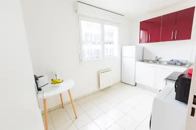 Cuisine ou kitchenette dans l'établissement Immotovo - Suite moderne - Paris 8 min - Parking - NETFLIX