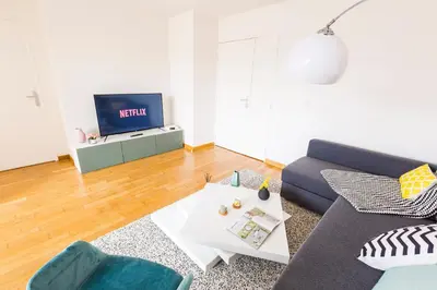 Coin salon dans l'établissement Immotovo - Suite moderne - Paris 8 min - Parking - NETFLIX