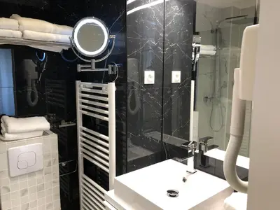 Salle de bains dans l'établissement Appartement Hainaut Paris XIXème- Tout Equipé!