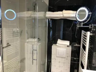 Salle de bains dans l'établissement Appartement Hainaut Paris XIXème- Tout Equipé!