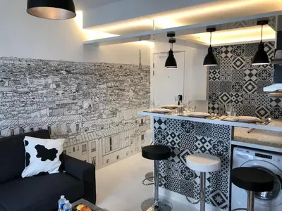 Cuisine ou kitchenette dans l'établissement Appartement Hainaut Paris XIXème- Tout Equipé!