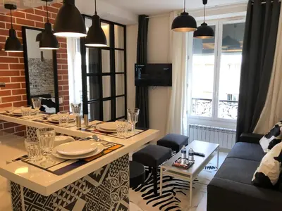Télévision ou salle de divertissement dans l'établissement Appartement Hainaut Paris XIXème- Tout Equipé!
