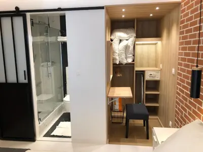 Cuisine ou kitchenette dans l'établissement Appartement Hainaut Paris XIXème- Tout Equipé!