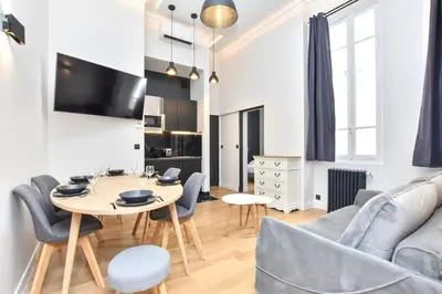 Télévision ou salle de divertissement dans l'établissement Cosy apartment - 2BR-7P - Arc de Triomphe