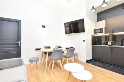 Cuisine ou kitchenette dans l'établissement Cosy apartment - 2BR-7P - Arc de Triomphe