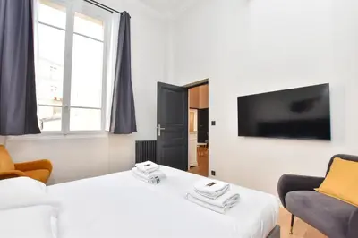 Télévision ou salle de divertissement dans l'établissement Cosy apartment - 2BR-7P - Arc de Triomphe