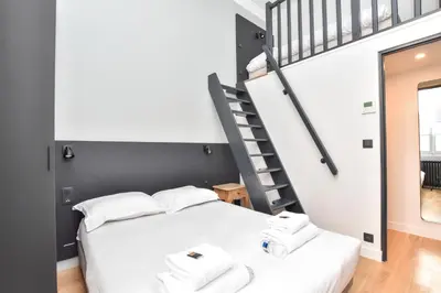 Un ou plusieurs lits dans un hébergement de l'établissement Cosy apartment - 2BR-7P - Arc de Triomphe