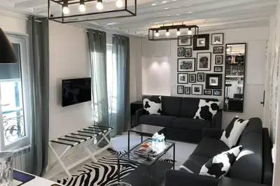 Télévision ou salle de divertissement dans l'établissement Appartement Rousselet Quartier Bon Marché Paris VIIème
