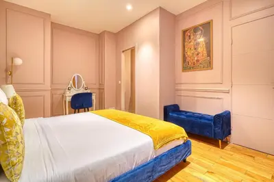 Un ou plusieurs lits dans un hébergement de l'établissement Suite Anna In Paris Republique