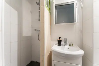 Salle de bains dans l'établissement L'Oasis Montparnasse