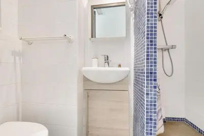 Salle de bains dans l'établissement L'Oasis Montparnasse