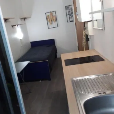 Un ou plusieurs lits dans un hébergement de l'établissement Studio Centre de Paris en face de la Seine
