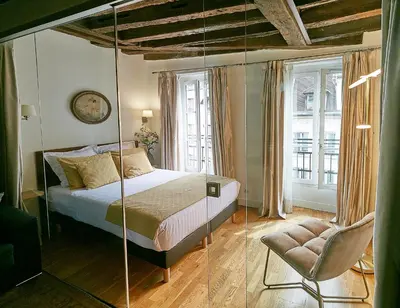 Un ou plusieurs lits dans un hébergement de l'établissement Apartments Du Louvre St Honoré