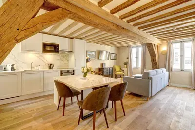 Cuisine ou kitchenette dans l'établissement Apartments Du Louvre St Honoré