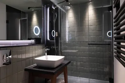 Salle de bains dans l'établissement Les Artistes