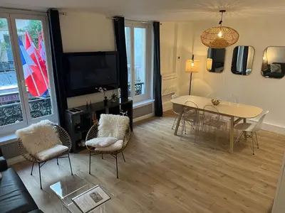 Télévision ou salle de divertissement dans l'établissement NOTRE DAME - STYLISH APARTMENT