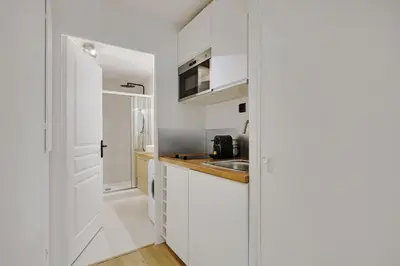 Cuisine ou kitchenette dans l'établissement Buttes Chaumont - Sunny 2P apartment