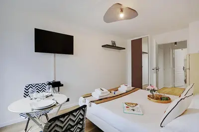 Télévision ou salle de divertissement dans l'établissement Buttes Chaumont - Sunny 2P apartment