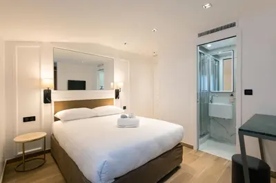 Un ou plusieurs lits dans un hébergement de l'établissement HOTEL AU COEUR DE REPUBLIQUE