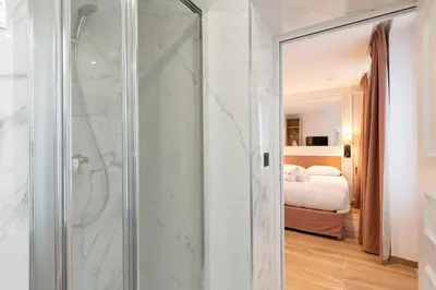 Un ou plusieurs lits dans un hébergement de l'établissement HOTEL AU COEUR DE REPUBLIQUE