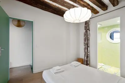 Un ou plusieurs lits dans un hébergement de l'établissement Parisian Apartment With Terrace in Saint Michel-Notre Dame