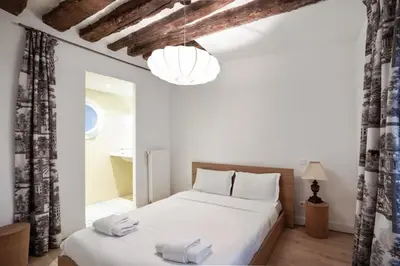 Un ou plusieurs lits dans un hébergement de l'établissement Parisian Apartment With Terrace in Saint Michel-Notre Dame