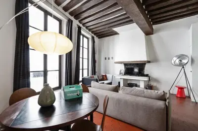 Coin salon dans l'établissement Parisian Apartment With Terrace in Saint Michel-Notre Dame