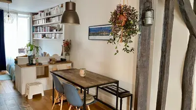 Coin salon dans l'établissement Appartement calme au coeur de Montmartre !