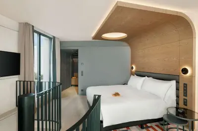 Un ou plusieurs lits dans un hébergement de l'établissement Canopy By Hilton Paris Eiffel Tower