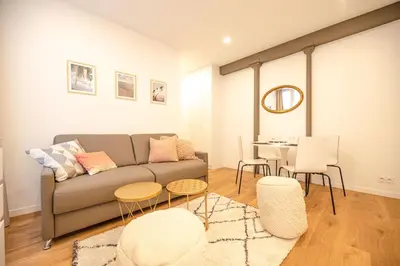 Coin salon dans l'établissement Cosy home in Paris Center - With AC