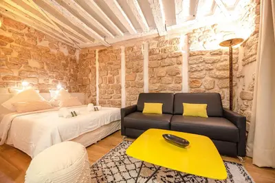 Un ou plusieurs lits dans un hébergement de l'établissement Cosy home in Paris Center - With AC