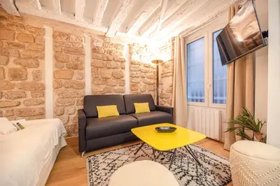 Coin salon dans l'établissement Cosy home in Paris Center - With AC