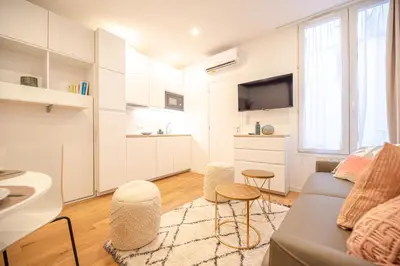 Télévision ou salle de divertissement dans l'établissement Cosy home in Paris Center - With AC