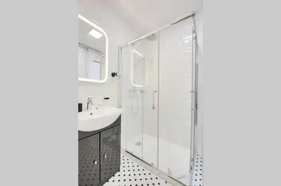 Salle de bains dans l'établissement Luxueux Duplex 6 - 8pers - Full Equipped - République