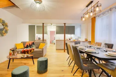 Cuisine ou kitchenette dans l'établissement Luxueux Duplex 6 - 8pers - Full Equipped - République