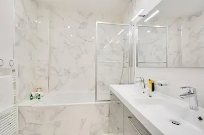 Salle de bains dans l'établissement Luxueux Duplex 6 - 8pers - Full Equipped - République
