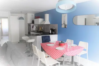Cuisine ou kitchenette dans l'établissement Logement familial tout équipé (1 station de Paris)
